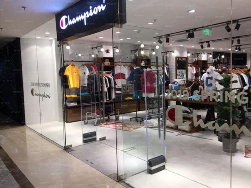 AM9800 zařízení proti krádeži oblečení nainstalované v obchodě Champion Clothing Store