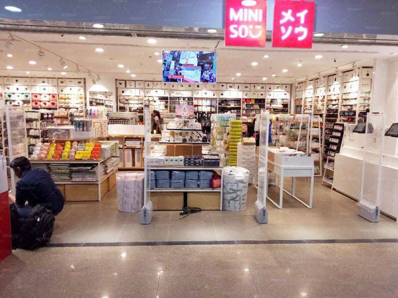 Butik MINISO instaluje bezpečnostní dveře CuboM AM7806