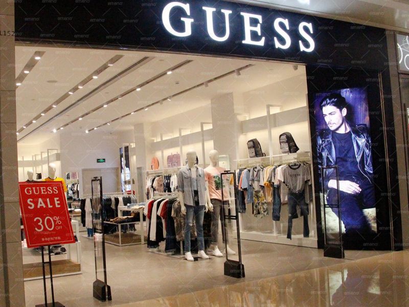 Obchod s oblečením GUESS nainstaloval zařízení proti krádeži cubic beauty AM6811