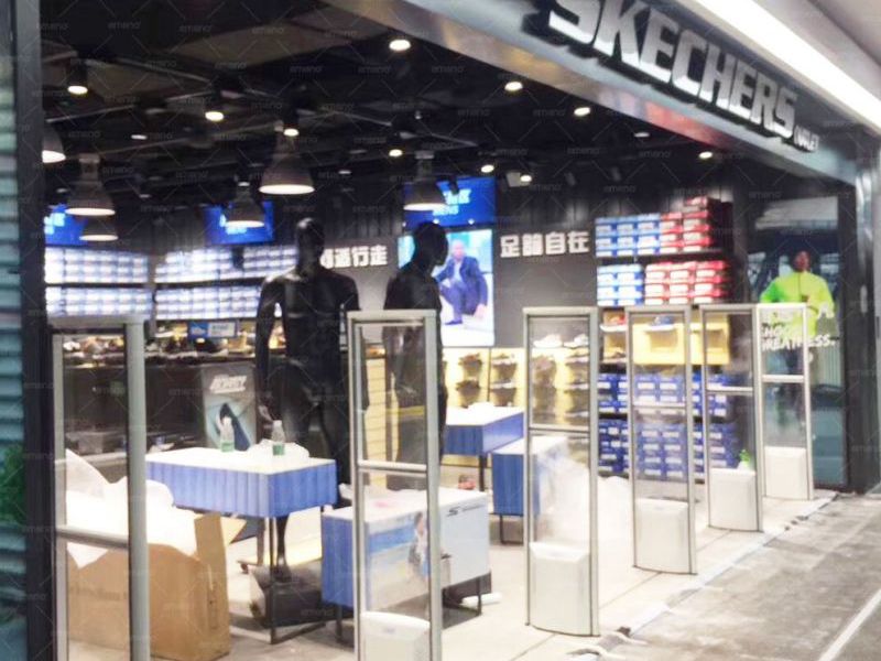 Prodejna obuvi značky Skechers nainstalovala zařízení proti krádeži cubic beauty AM6208