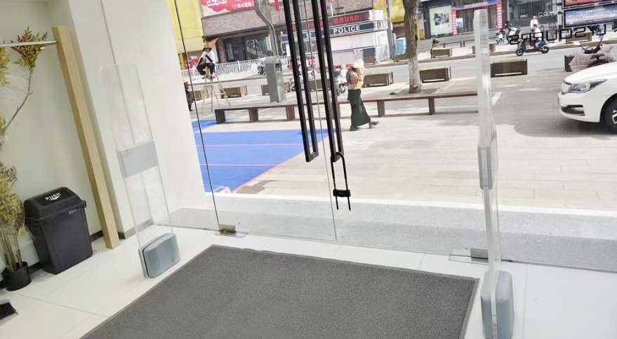 AM&RFID duální frekvence: Inteligentní zabezpečení pro oděvní maloobchod.